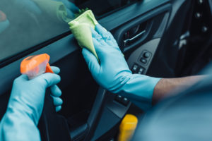 Aprenda como lavar seu carro com apenas 1 copo d'água. 